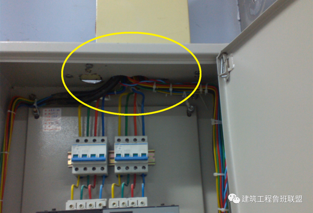 配电箱与桥架连接处易伤线缆，怎么处理？插图(1)