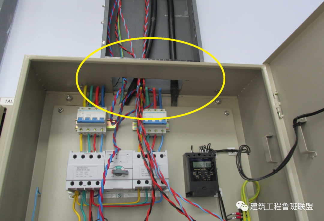 配电箱与桥架连接处易伤线缆，怎么处理？插图